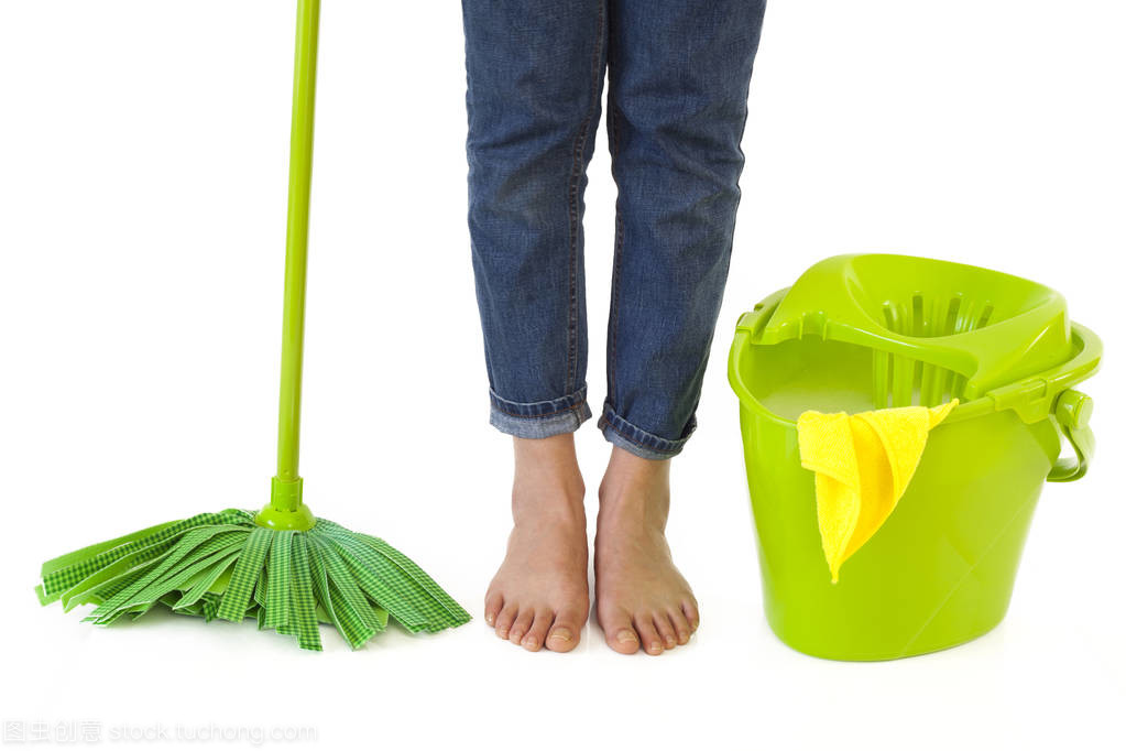潔凈人生 白色背景上手持清潔用品的女性形象